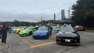 軽井沢のユーロミーティング会場に並ぶ輸入車たち（黒のBMW、緑と青のポルシェなど）