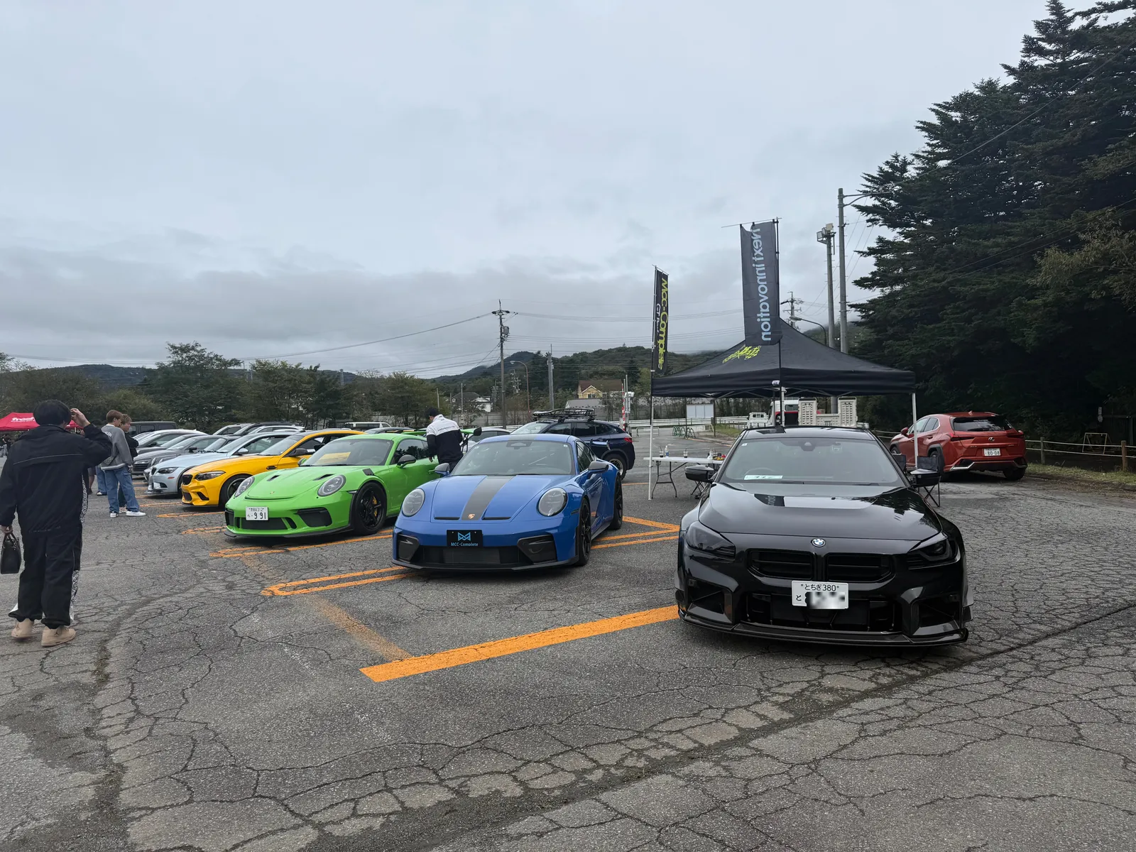 karuizawa-euro-meeting-custom-1 – mbFAST Tuning 軽井沢のユーロミーティング会場に並ぶ輸入車たち(黒のBMW、緑と青のポルシェなど)