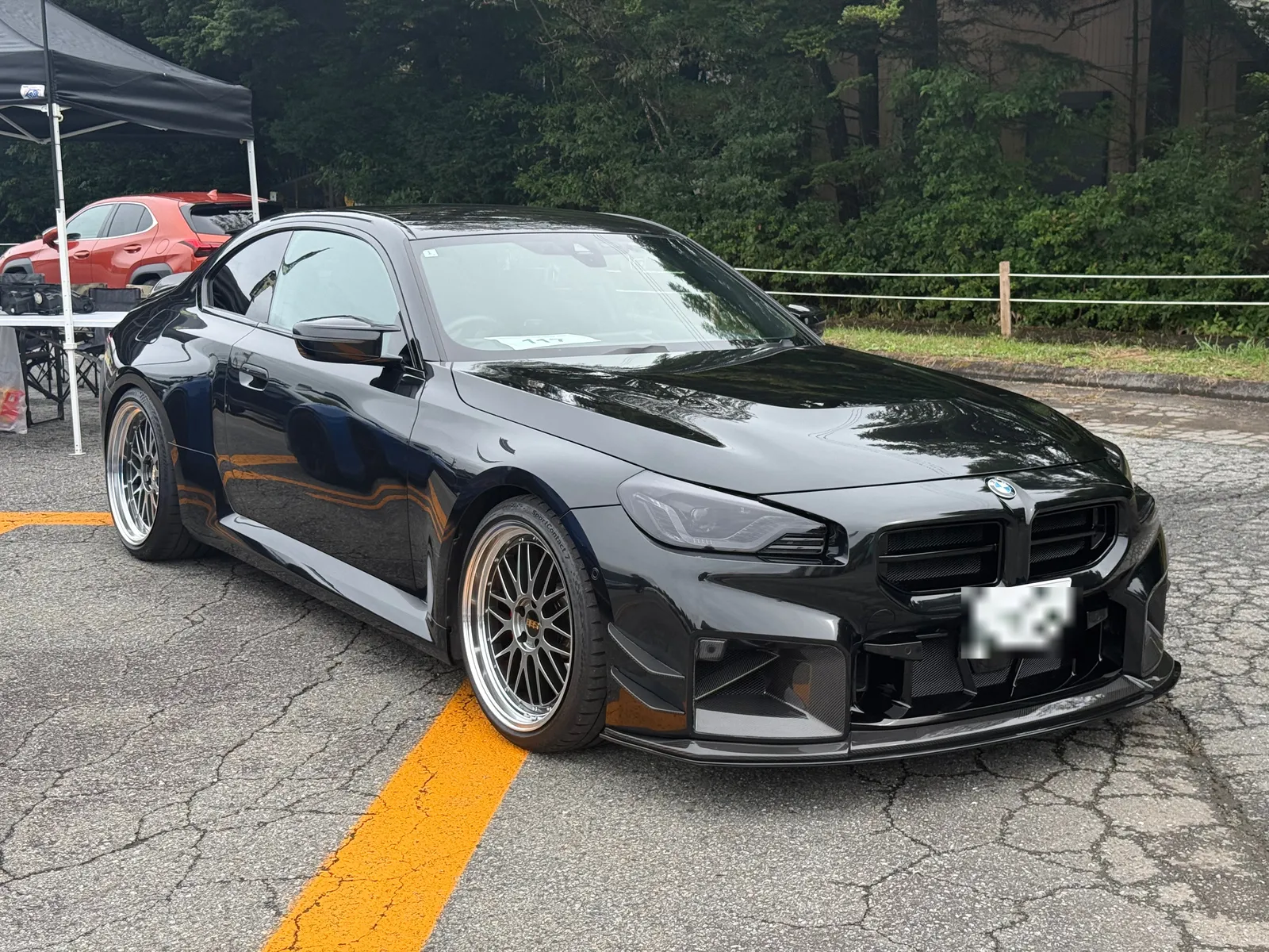 ワイドボディ仕様の黒いBMW M2、フロントまわりのカーボンパーツ