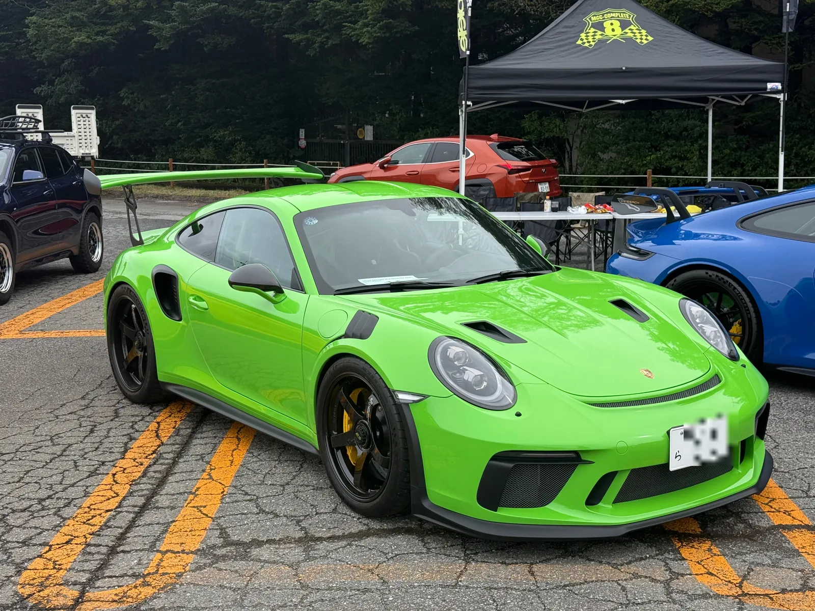 鮮やかなグリーンのポルシェ911 GT3、大型リアウイング装着