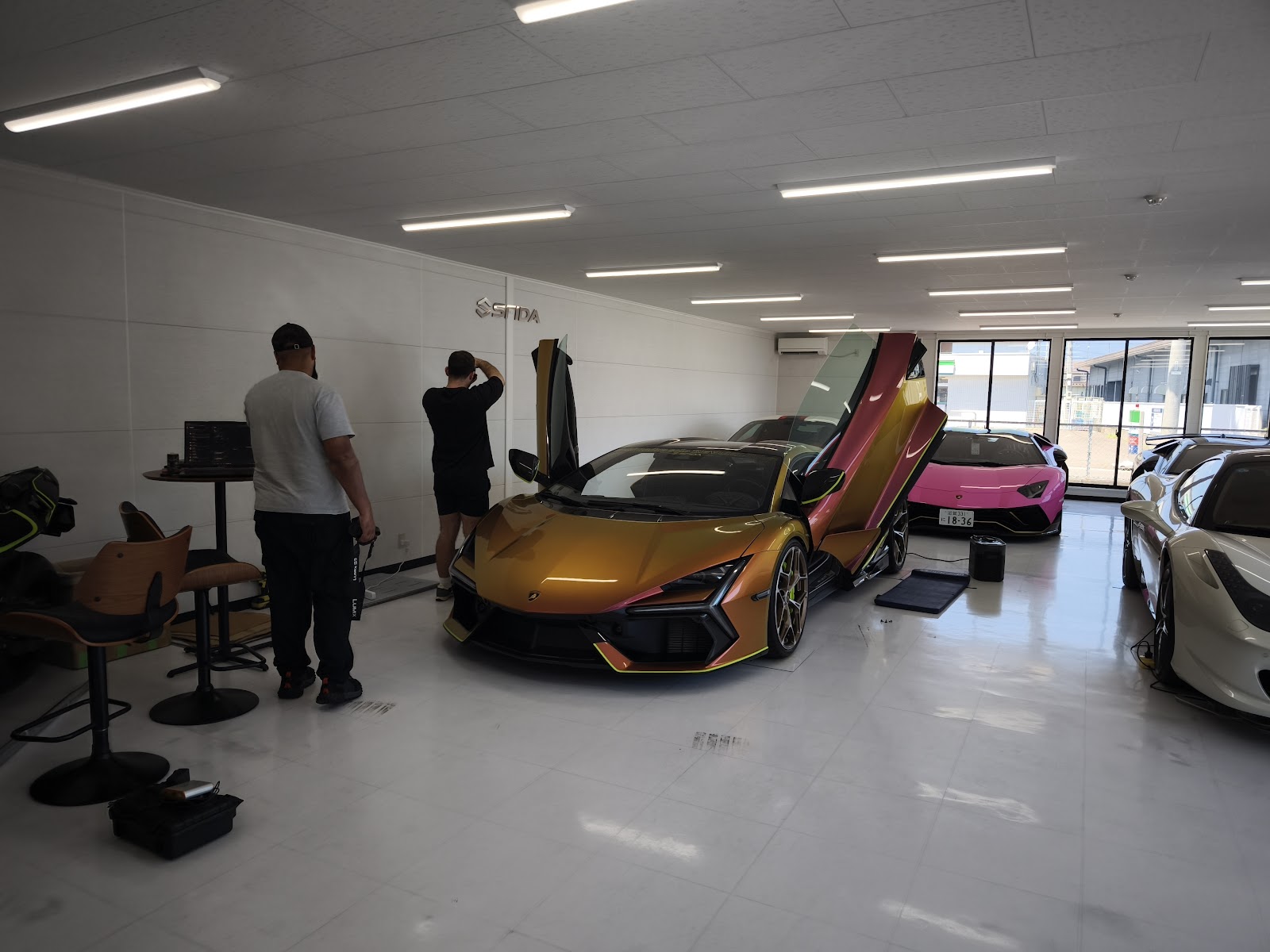 Lamborghini Revuelto in the workshop with doors up, connecte – mbFAST Tuning Lamborghini Revuelto in the workshop with doors up, connected to a laptop during an afterfire calibration flash
