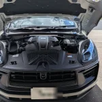 ボンネットを開けたPorsche Macan GTSのエンジンルーム全体
