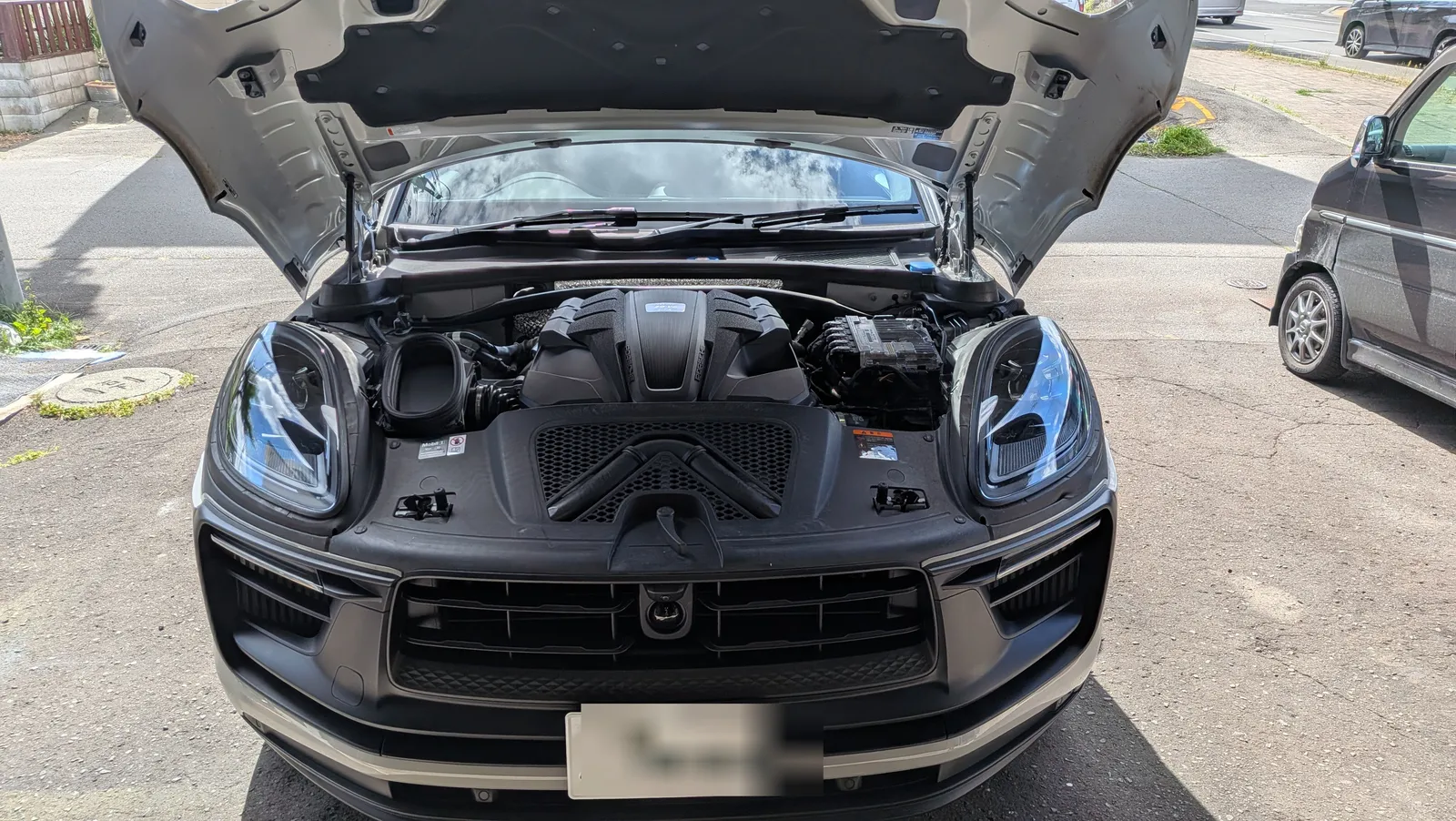 macan-gts-stage1-tuning-1 – mbFAST Tuning ボンネットを開けたPorsche Macan GTSのエンジンルーム全体