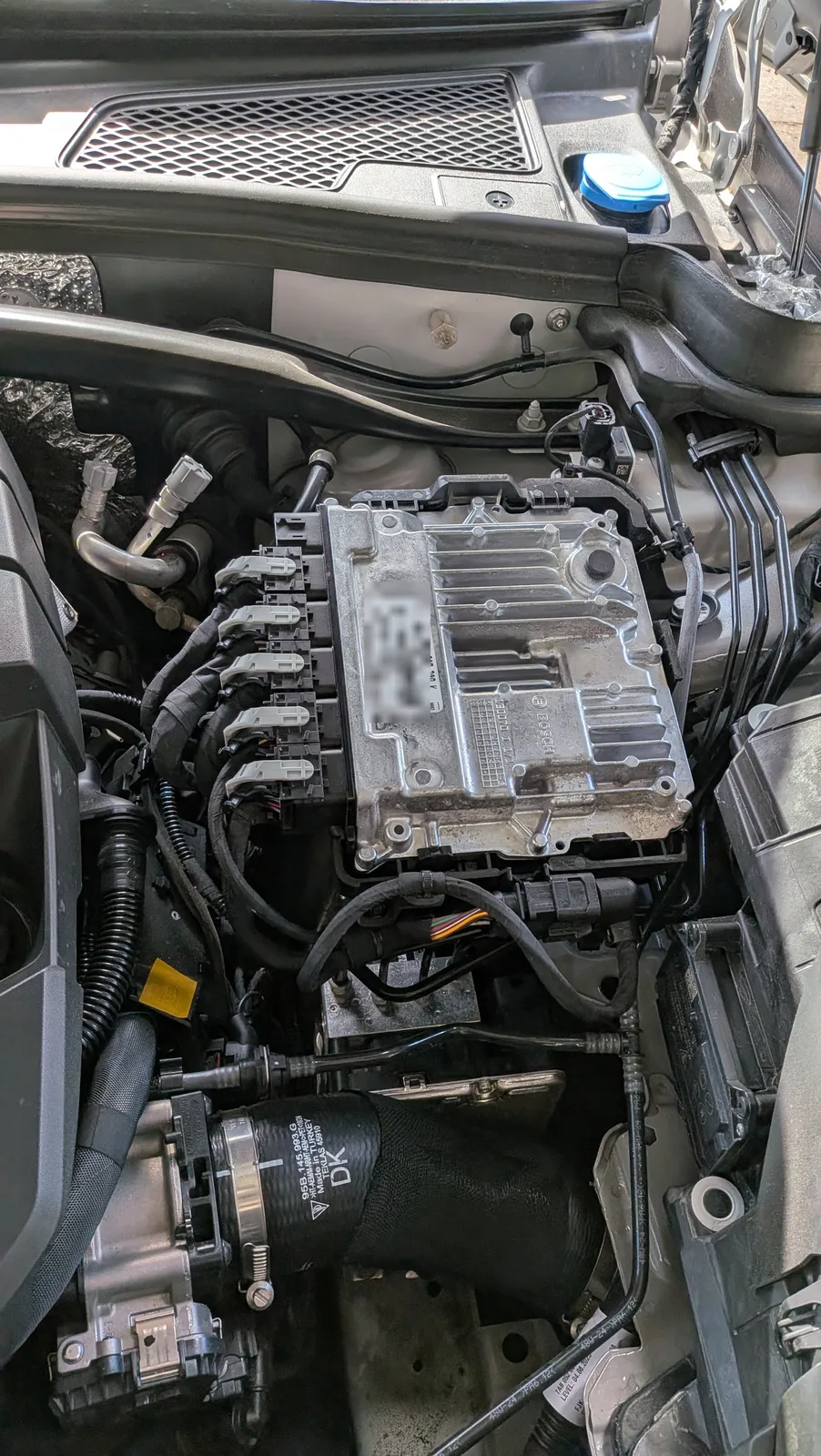 macan-gts-stage1-tuning-2 – mbFAST Tuning 取り外し前のECUとエンジンルーム内配線の様子