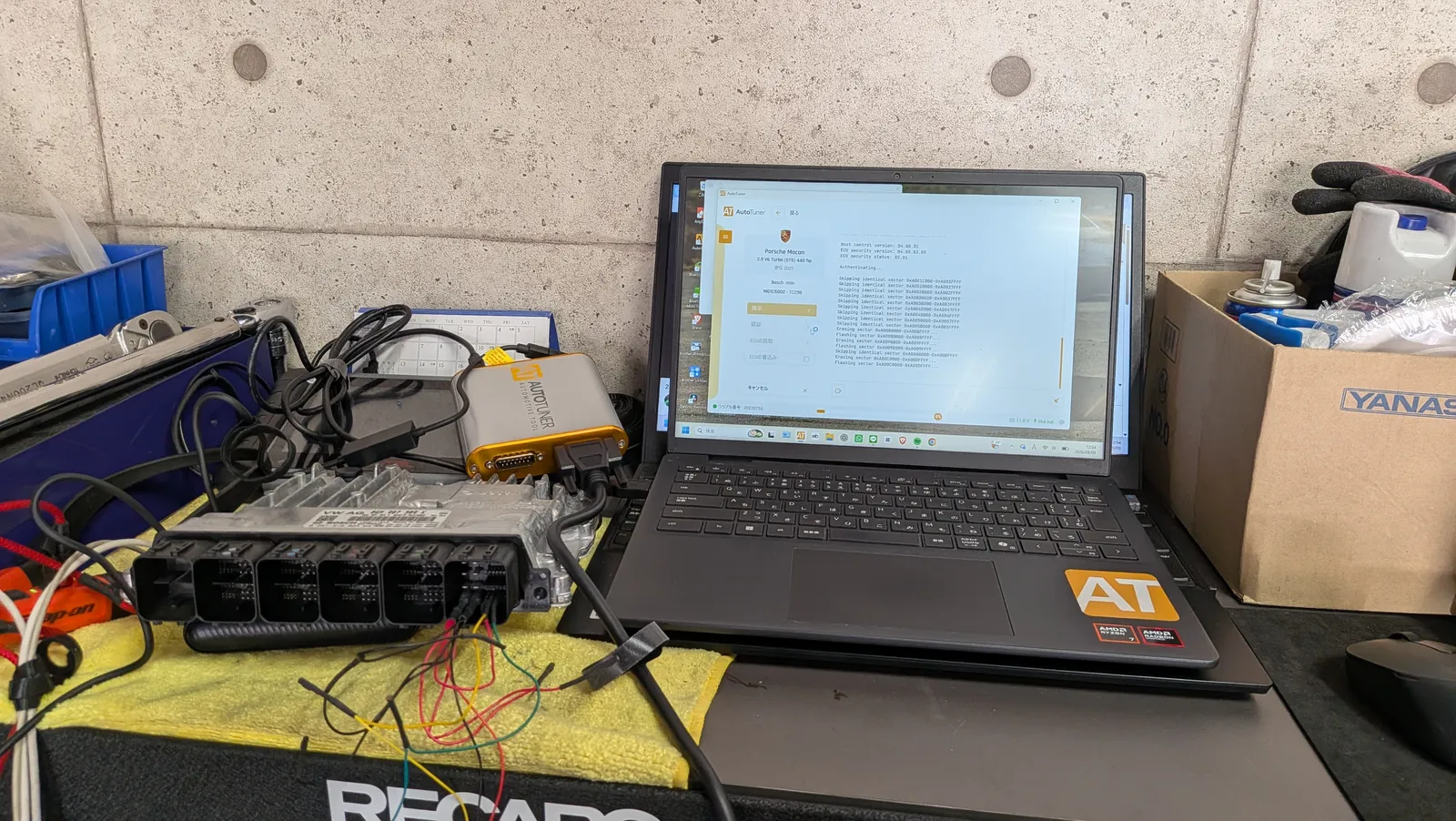 macan-gts-stage1-tuning-3 – mbFAST Tuning ベンチ環境でECUをチューニングツールに接続し書き込みを行う作業風景