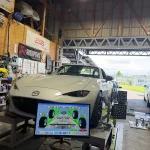 アライメントテスターで調整中のNDロードスター