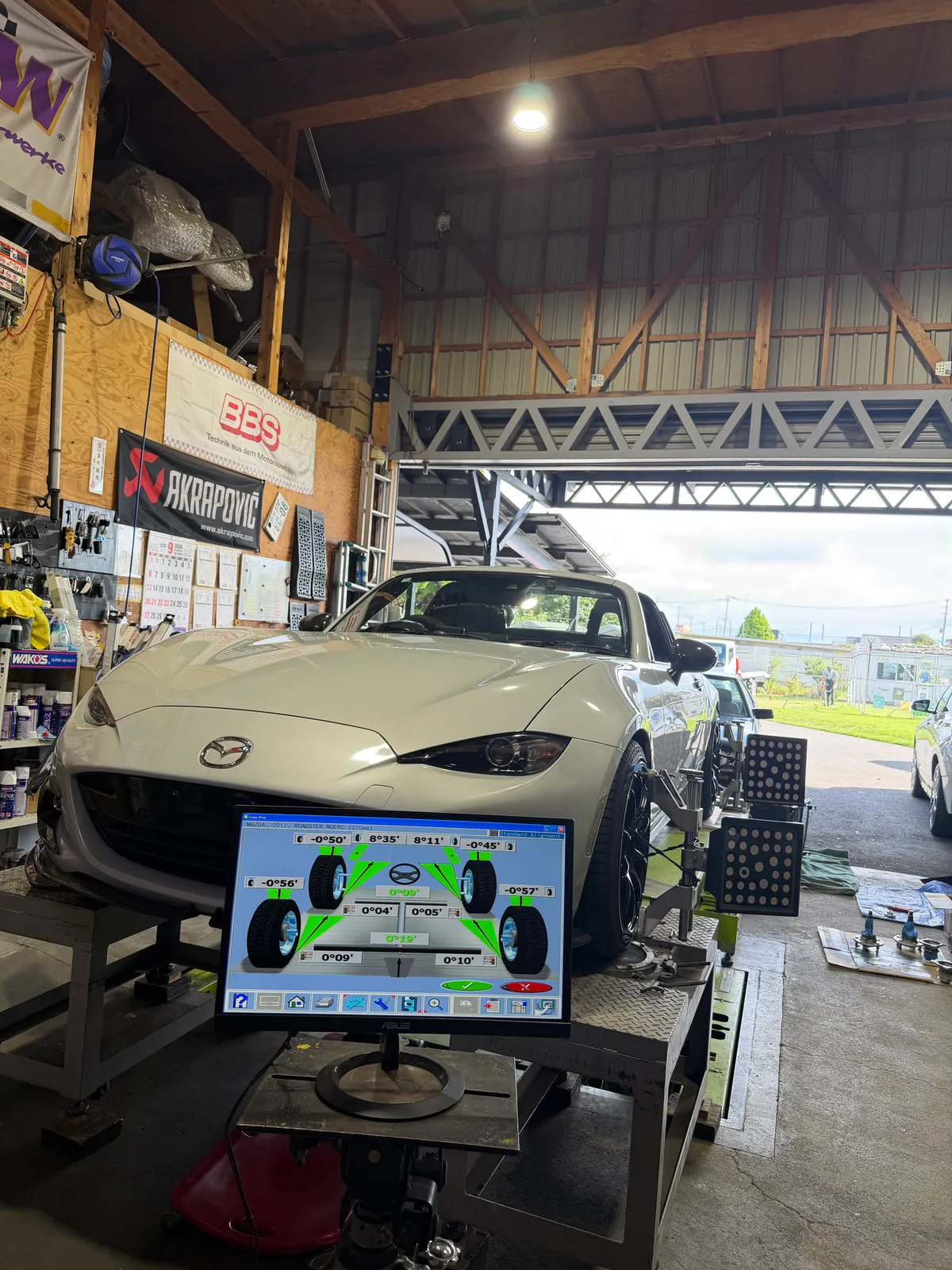 nd-roadster-custom-1 – mbFAST Tuning アライメントテスターで調整中のNDロードスター