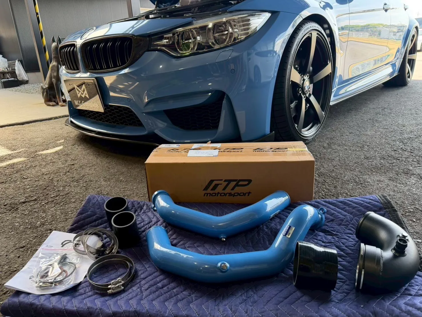 bmw-m3-charge-pipe-replacement-1 – mbFAST Tuning FTP motorsport製パイプキットとBMW M3のフロントビュー