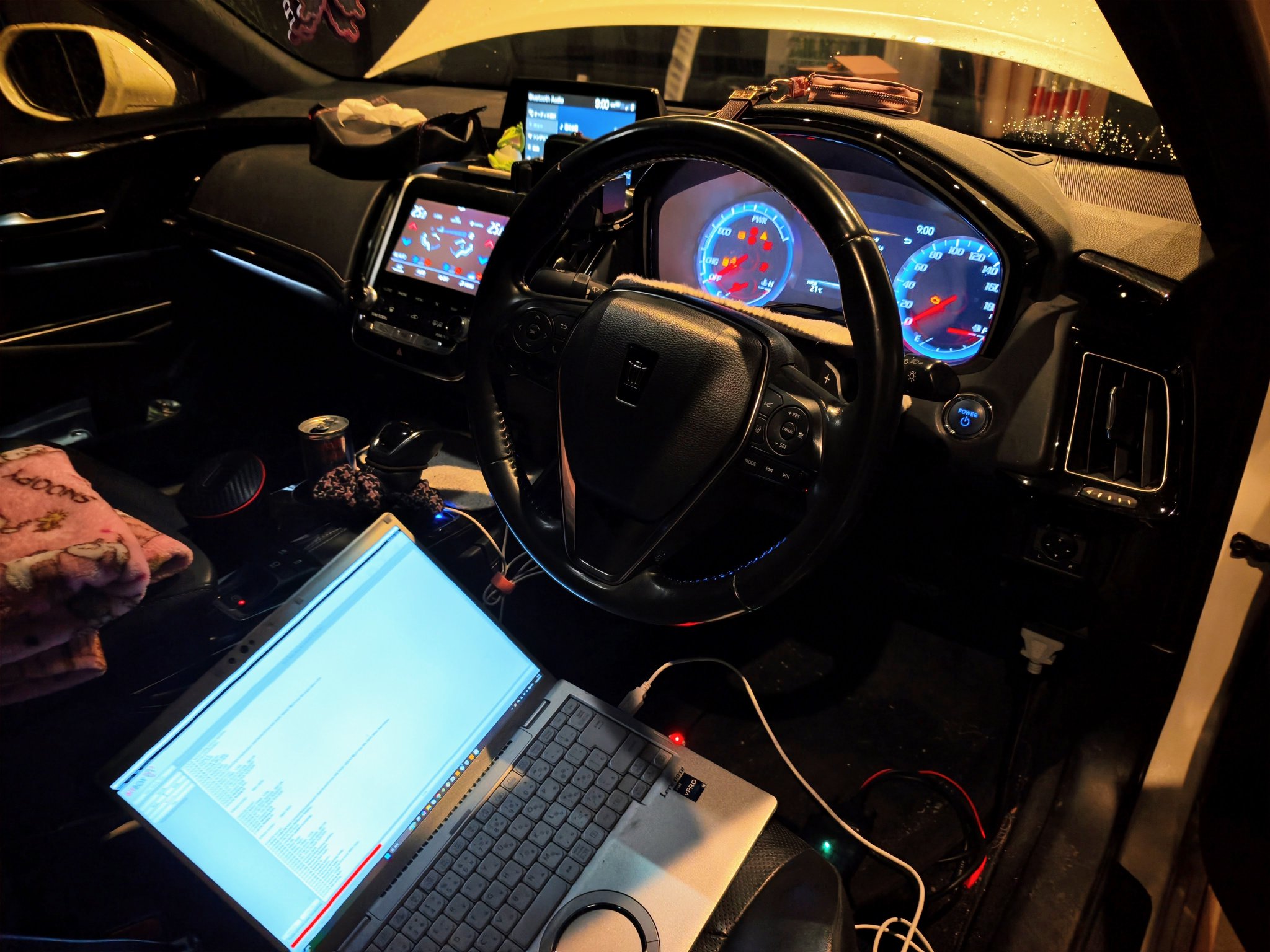 220系クラウンの運転席でOBDポートからECUチューニングの書き込みを行っている様子