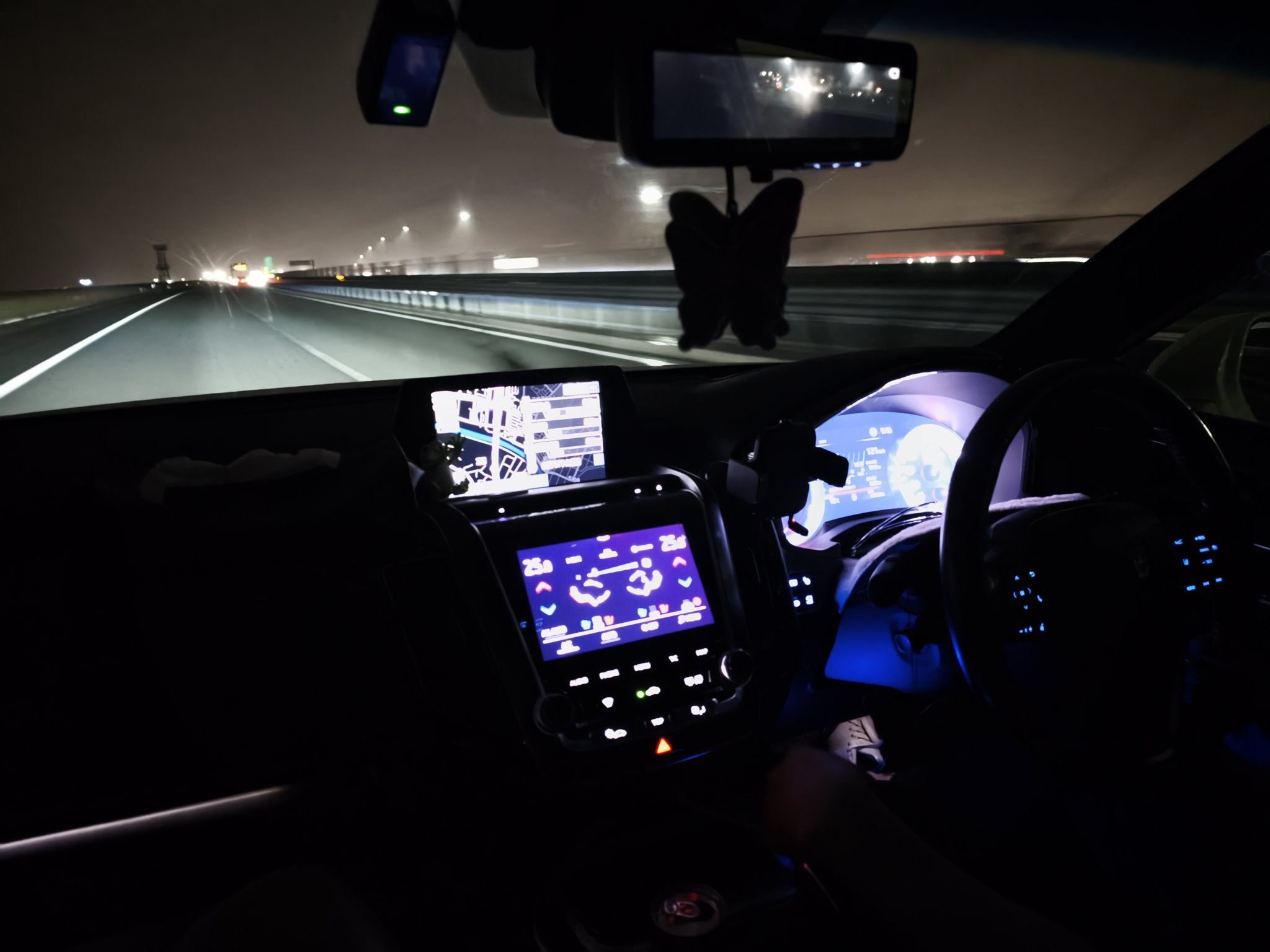 ECUチューニング後の220系クラウンで夜の高速道路を実走確認している車内の様子