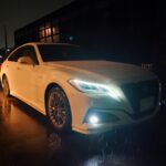 トヨタ 220系クラウン 3.5ハイブリッド（ホワイト）ECUチューニング施工車両のフロントビュー・夜間