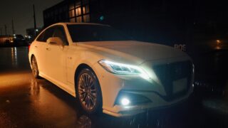 トヨタ 220系クラウン 3.5ハイブリッド（ホワイト）ECUチューニング施工車両のフロントビュー・夜間