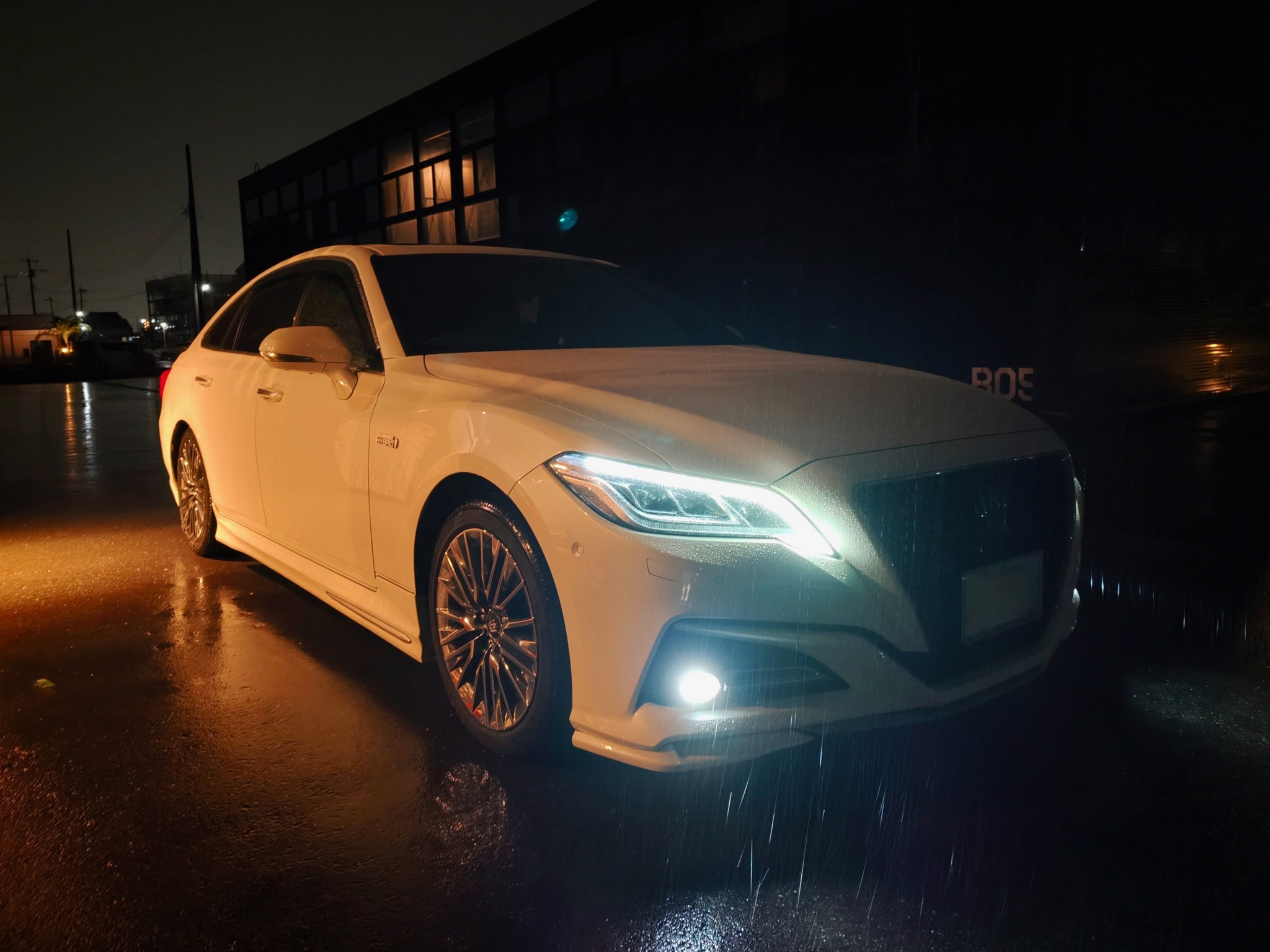 crown220-hybrid-ecu-front – mbFAST Tuning トヨタ 220系クラウン 3.5ハイブリッド(ホワイト)ECUチューニング施工車両のフロントビュー・夜間