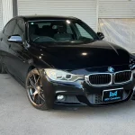ブラックのBMW F30型320iをフロント斜め前から撮影した外観写真