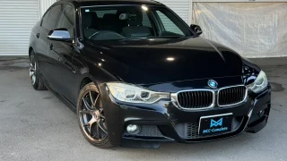 ブラックのBMW F30型320iをフロント斜め前から撮影した外観写真