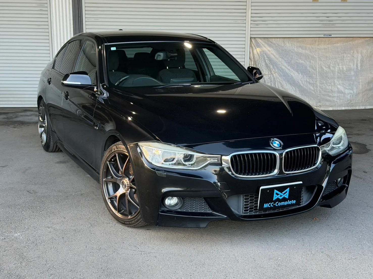 f30-320i-tuning-engine-drivetrain-1 – mbFAST Tuning ブラックのBMW F30型320iをフロント斜め前から撮影した外観写真