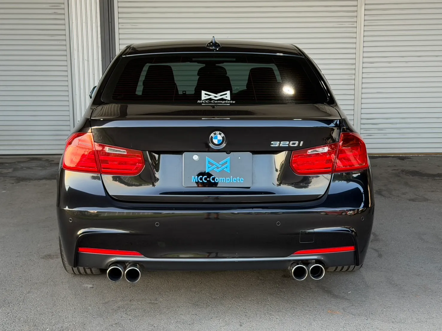 BMW F30型320iのリアビューと4本出しマフラーを撮影した写真