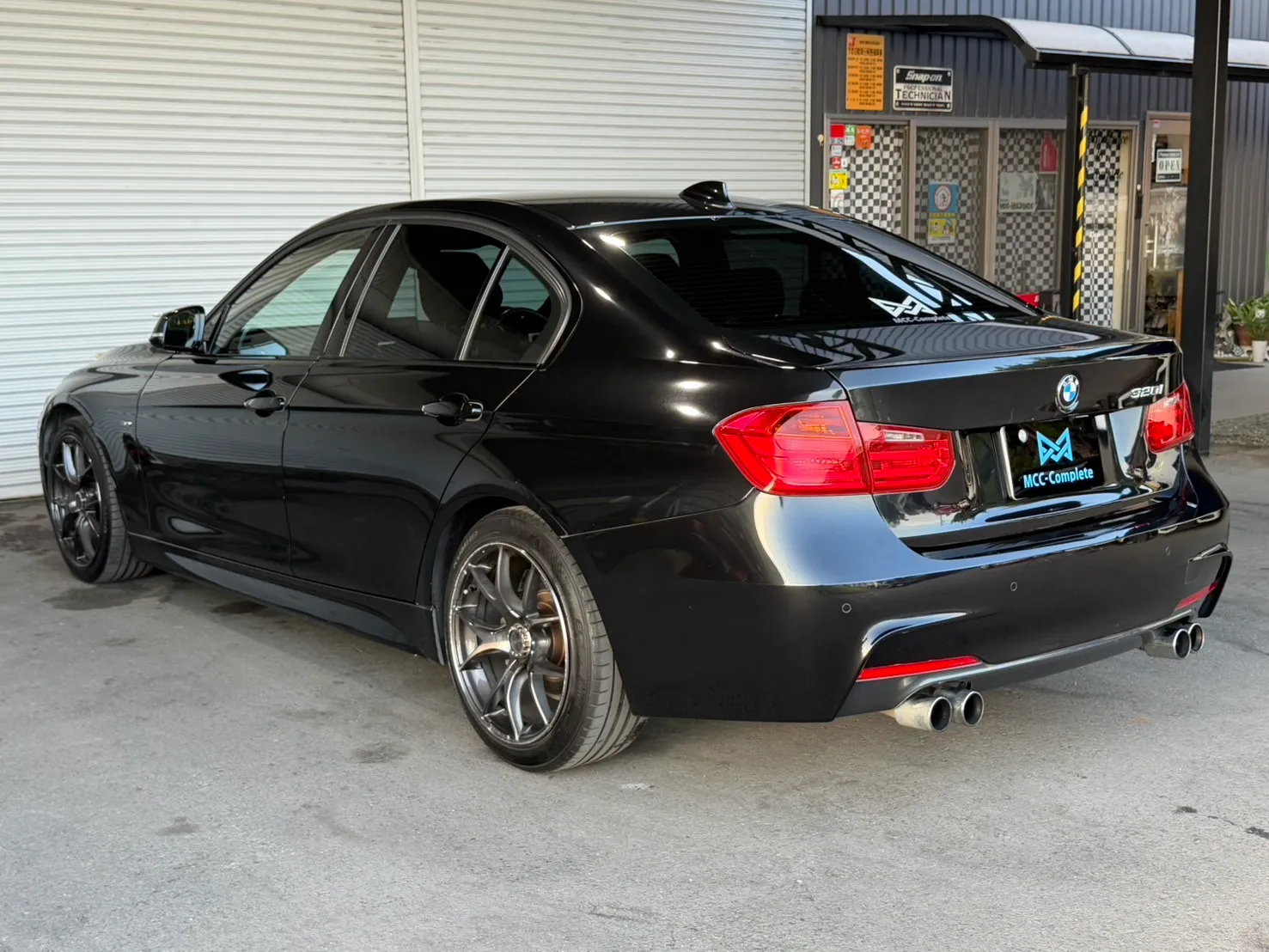 BMW F30型320iをリア斜め後ろから撮影した外観写真