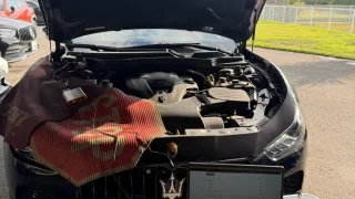 ghibli-s-exhaust-full-straight-1 – mbFAST Tuning ボンネットを開けたマセラティギブリSのエンジンルーム全体、診断機とノートパソコンを接続した様子