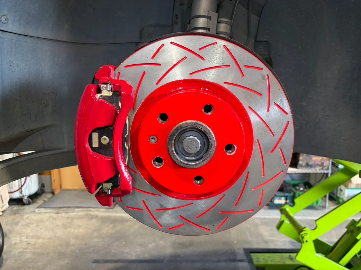 golf-gti7-brake-rotor-pad-replacement-3 – mbFAST Tuning 赤く塗装されたキャリパーと新品ローターを装着したフロント左輪