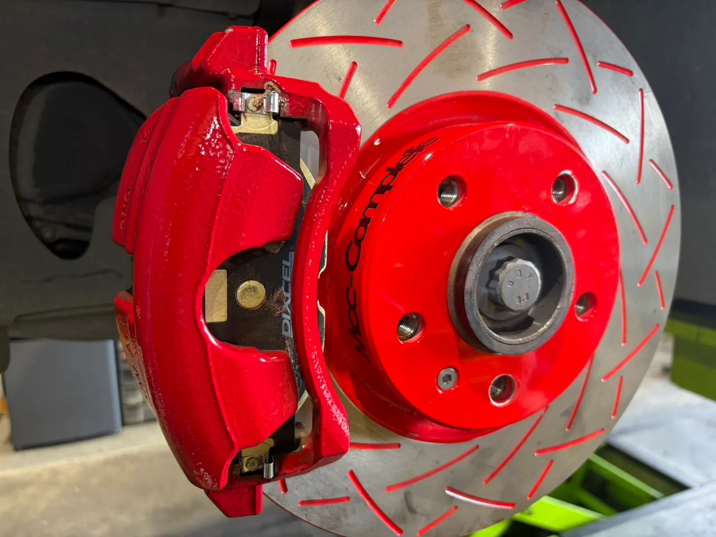 golf-gti7-brake-rotor-pad-replacement-4 – mbFAST Tuning 装着後のブレーキローターとキャリパーを別角度から撮影した様子