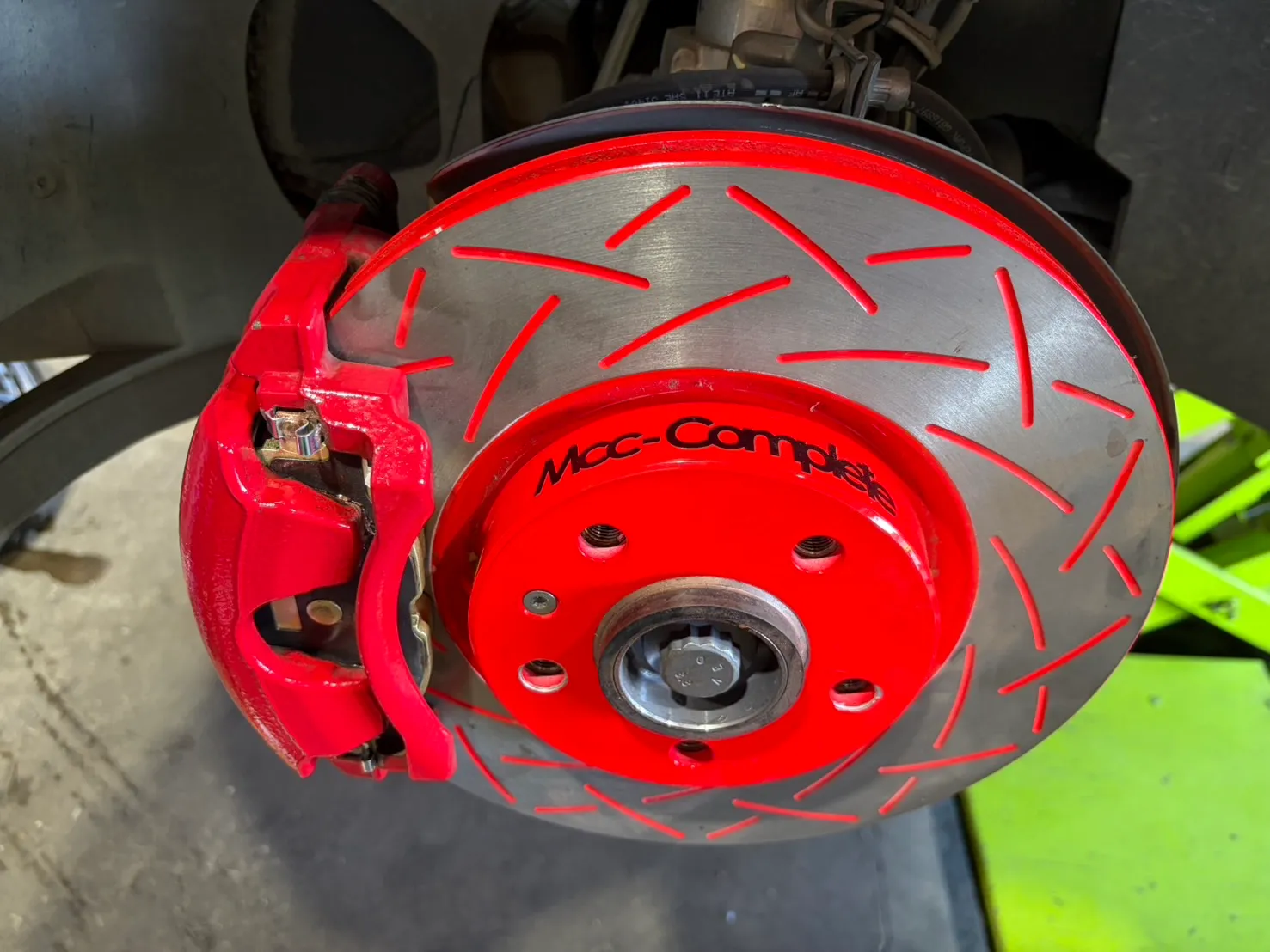 golf-gti7-brake-rotor-pad-replacement-5 – mbFAST Tuning 新品ローターのハブ部分をアップで撮影した写真