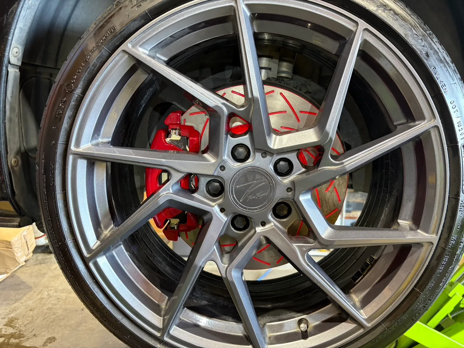 golf-gti7-brake-rotor-pad-replacement-6 – mbFAST Tuning ホイールの隙間から見える赤いキャリパーと新品ローター