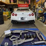 GTR後方とマフラー一式の部品を展示した様子
