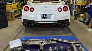 GTR後方とマフラー一式の部品を展示した様子