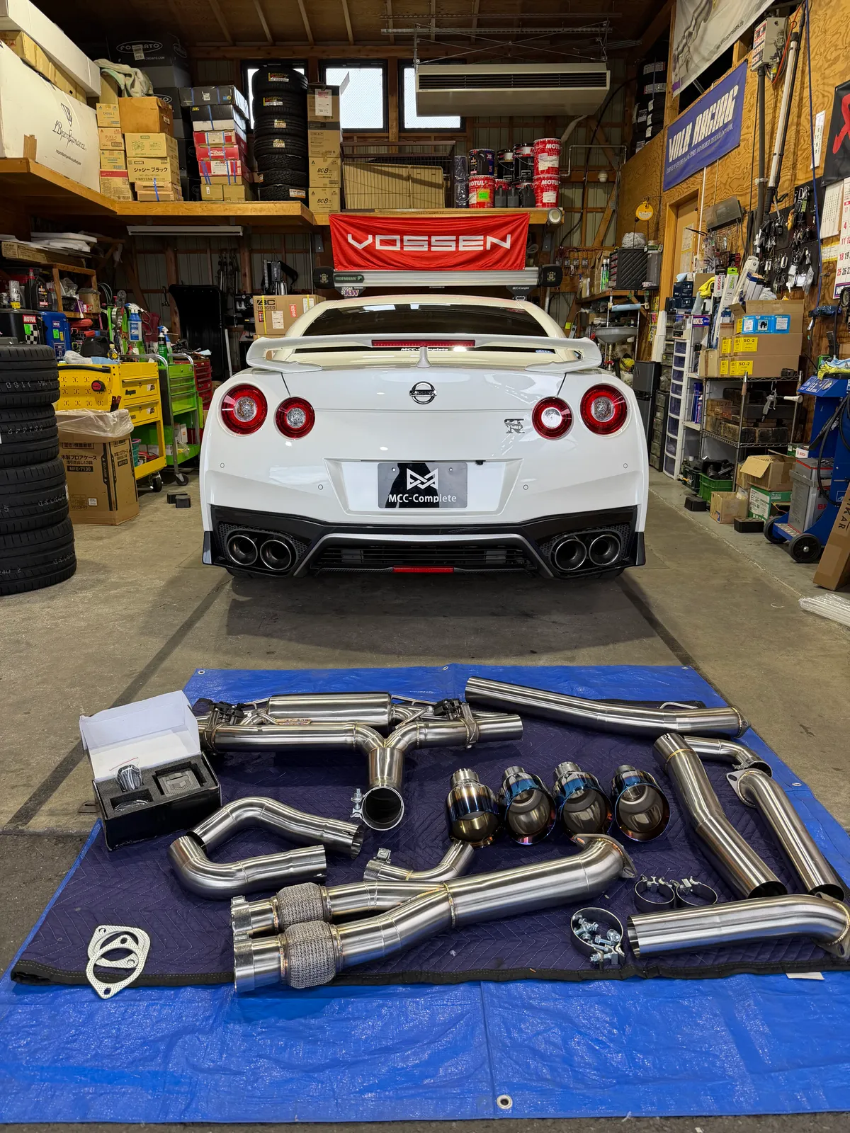 gtr-exhaust-airsuspension-1 – mbFAST Tuning GTR後方とマフラー一式の部品を展示した様子