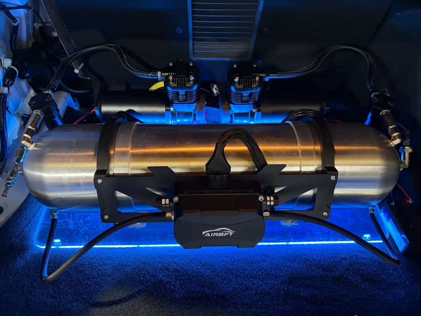 gtr-exhaust-airsuspension-4 – mbFAST Tuning トランクルーム内に設置されたエアサスコンプレッサーとタンク