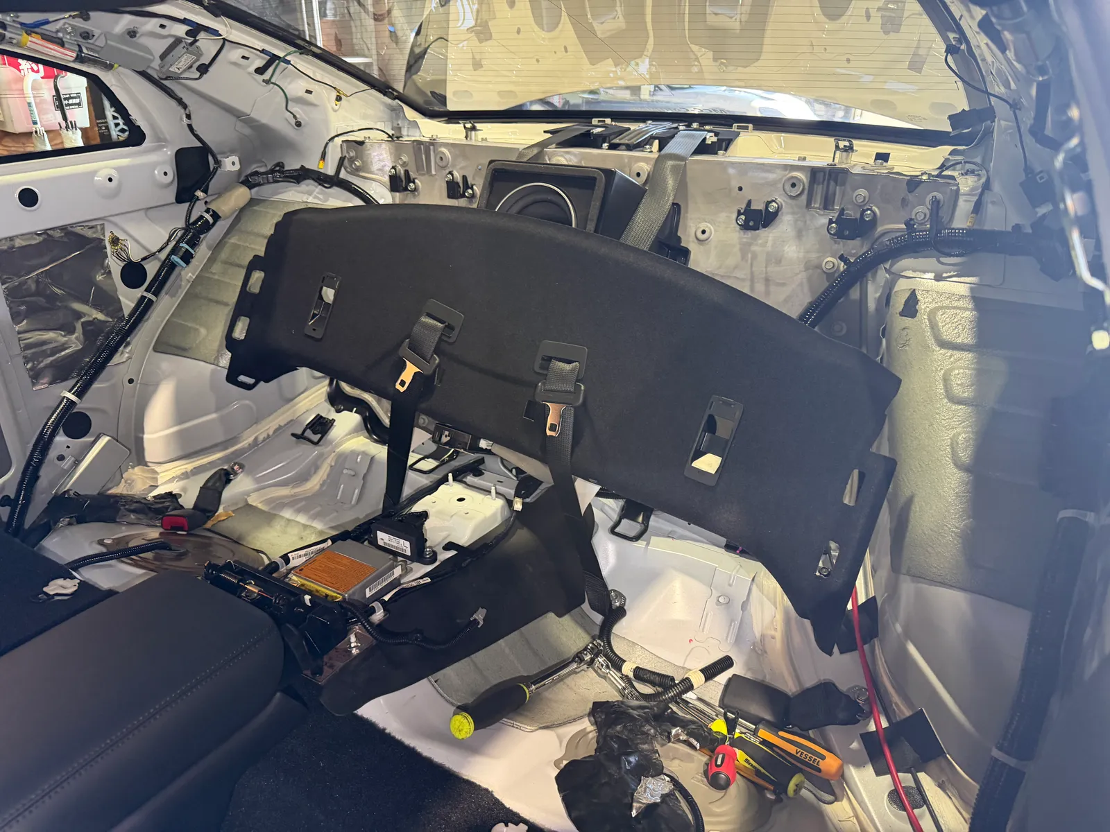 gtr-exhaust-airsuspension-5 – mbFAST Tuning 内装を外した車両後部の様子