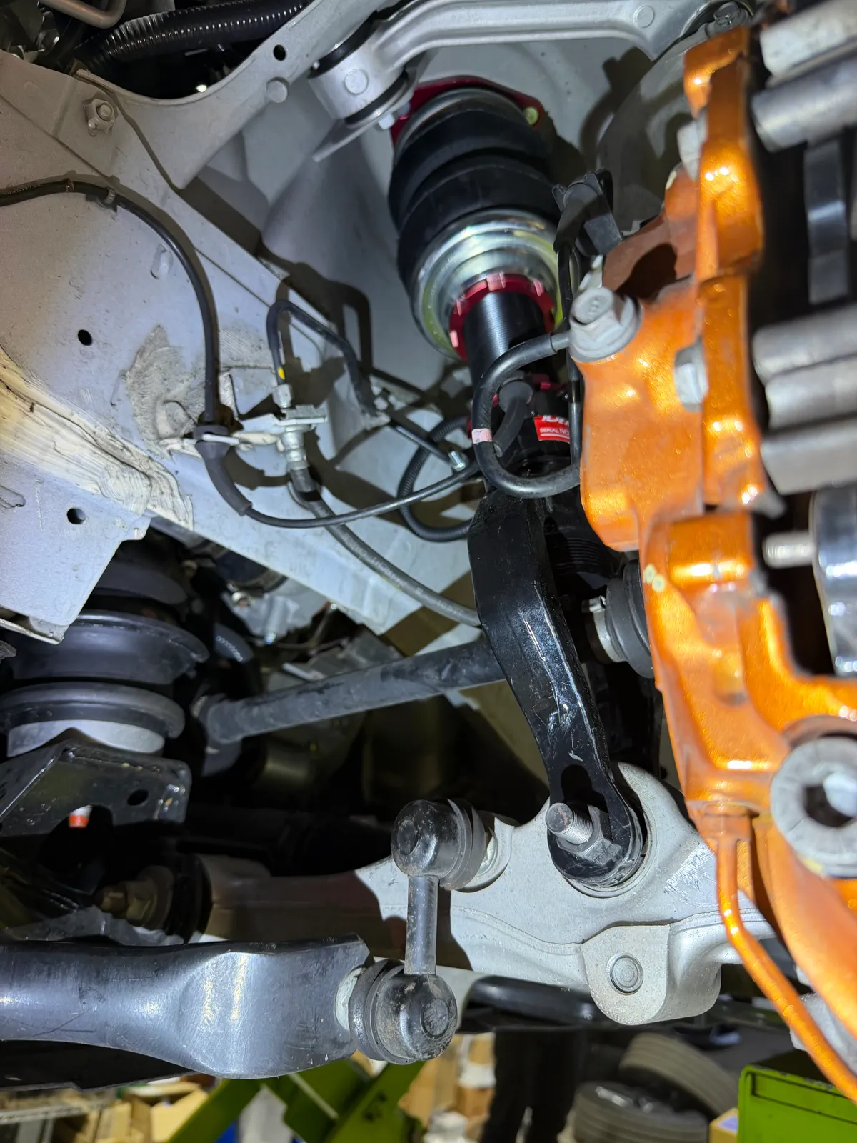 gtr-exhaust-airsuspension-7 – mbFAST Tuning リア周りに取り付けられたエアサスペンションとアーム
