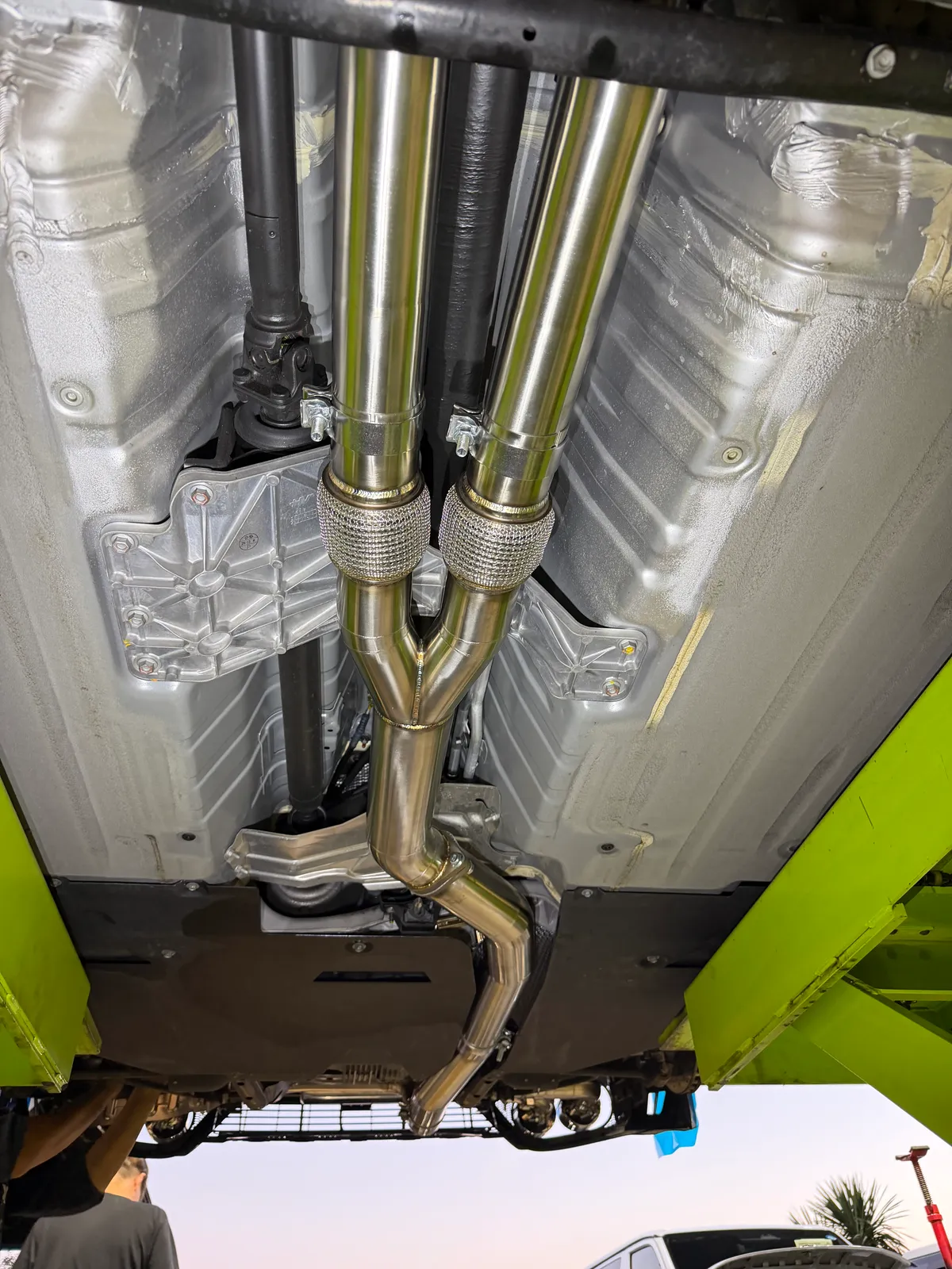 gtr-exhaust-airsuspension-8 – mbFAST Tuning 車両下部に新しく通されたマフラー配管