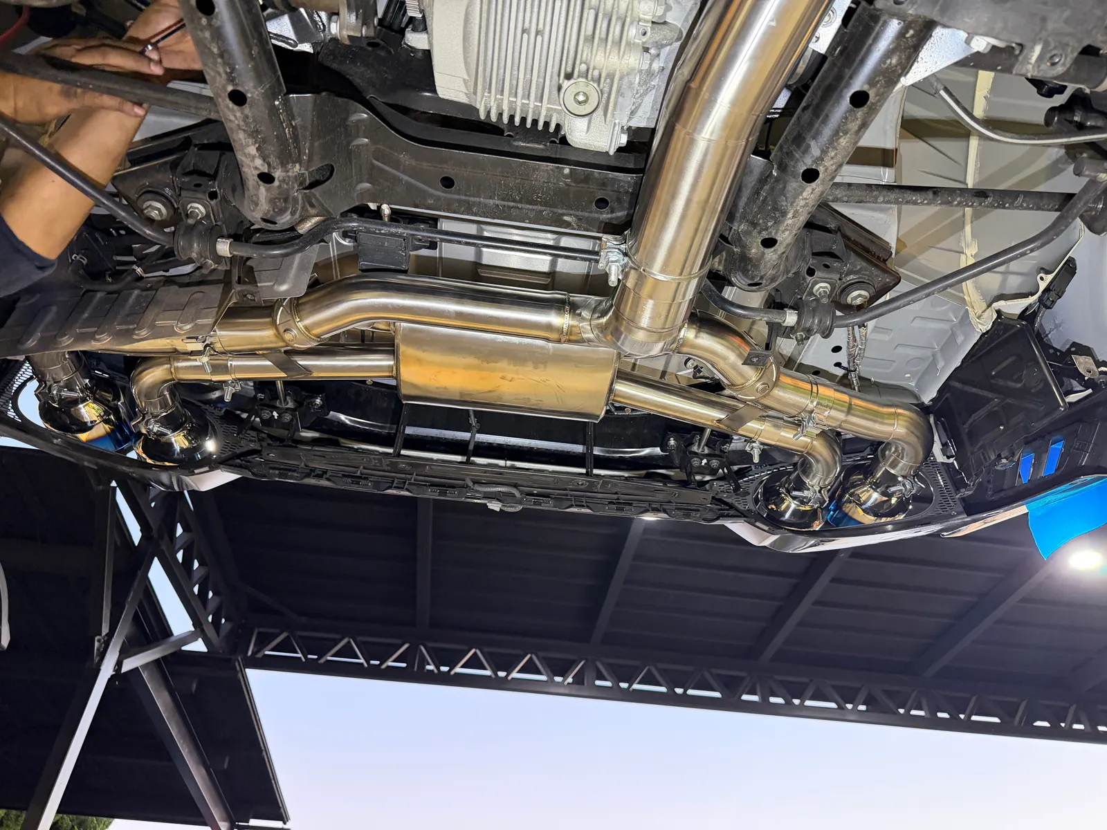 gtr-exhaust-airsuspension-9 – mbFAST Tuning 車両下部に組み付けられたマフラー全体