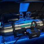トランク内に設置されたエアサスペンション用タンクとコンプレッサーユニット、ブルーLED照明