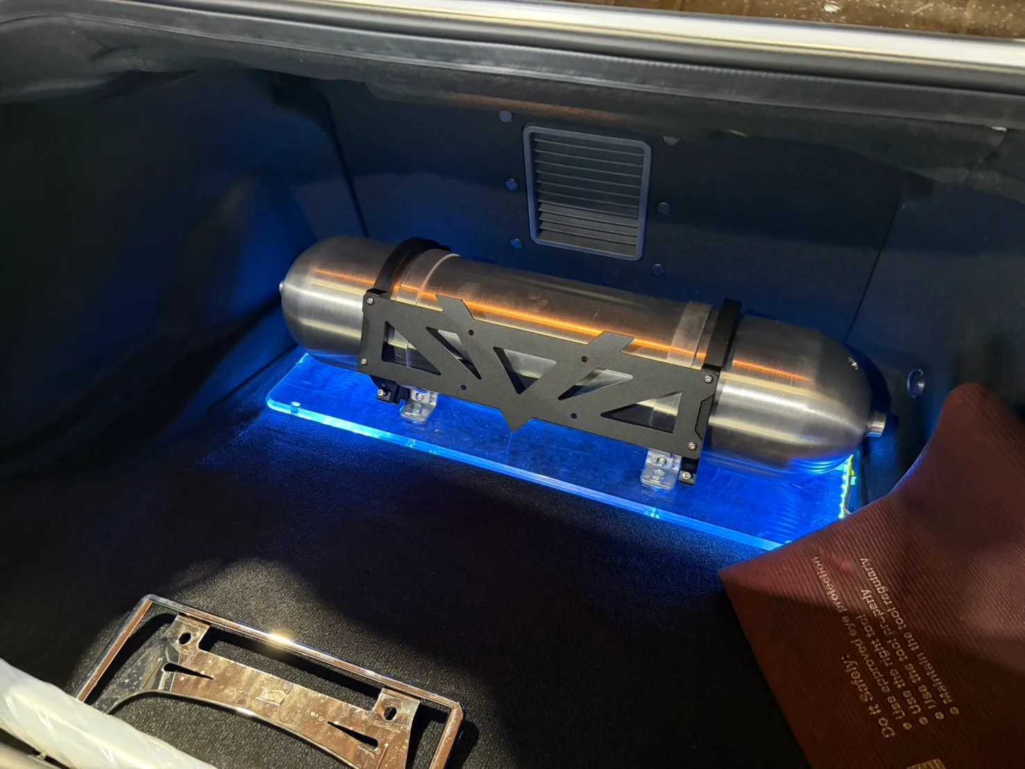 gtr35-air-suspension-2 – mbFAST Tuning アクリル製の台座にブラケットで固定されたエアサスペンション用タンクのトランク設置状態