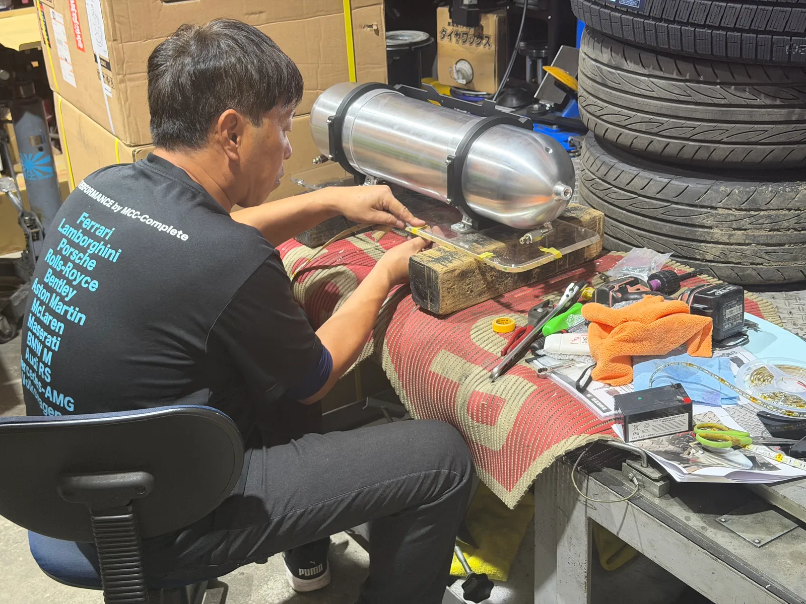 gtr35-air-suspension-4 – mbFAST Tuning ワークベンチでエアサスペンションユニットの配線作業を行うスタッフ