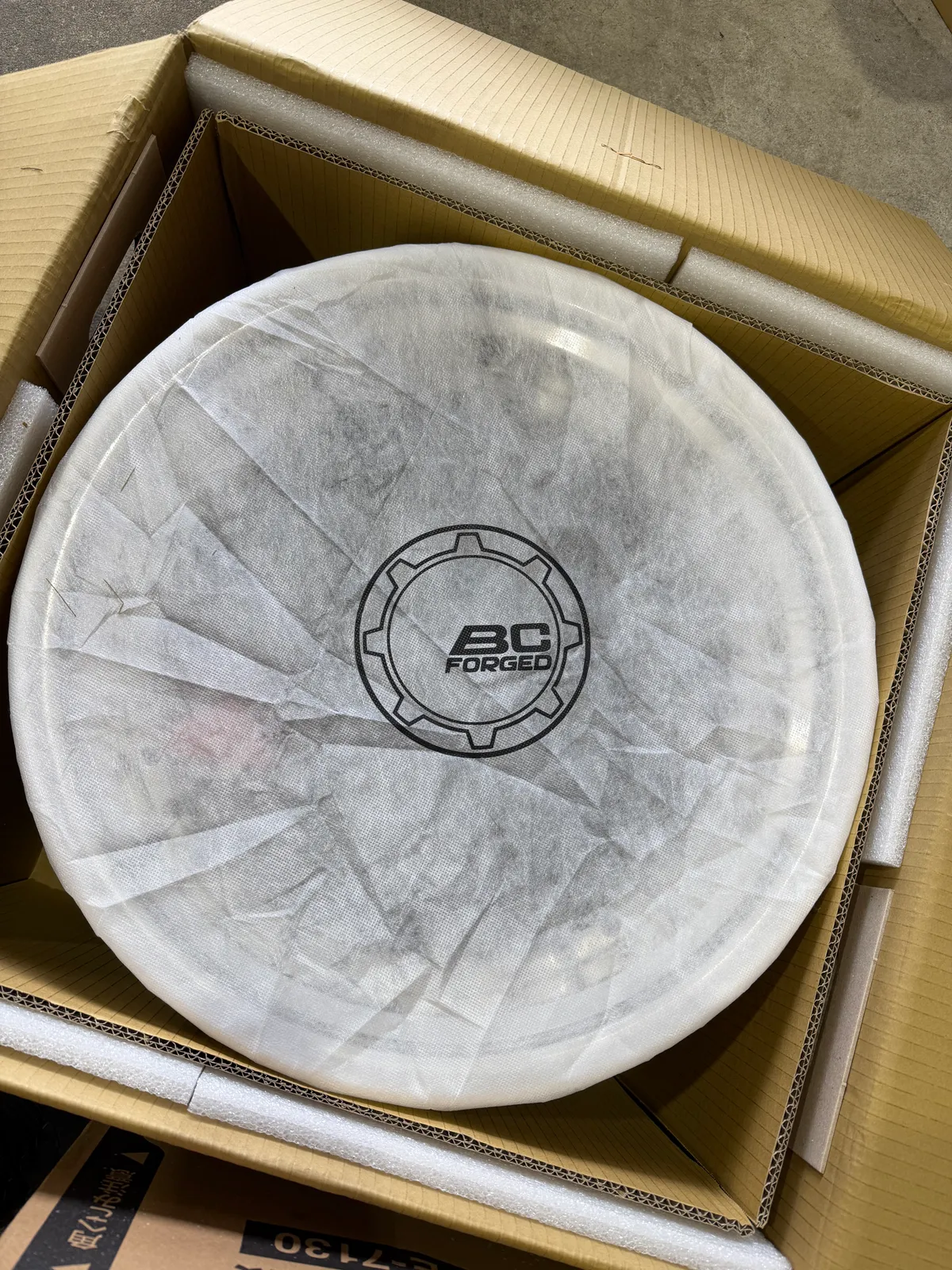 開梱されたBC Forgedホイールの保護カバー