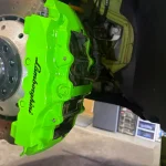 グリーンに塗装されたランボルギーニのフロントブレーキキャリパー、Lamborghiniロゴ入り