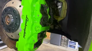 グリーンに塗装されたランボルギーニのフロントブレーキキャリパー、Lamborghiniロゴ入り