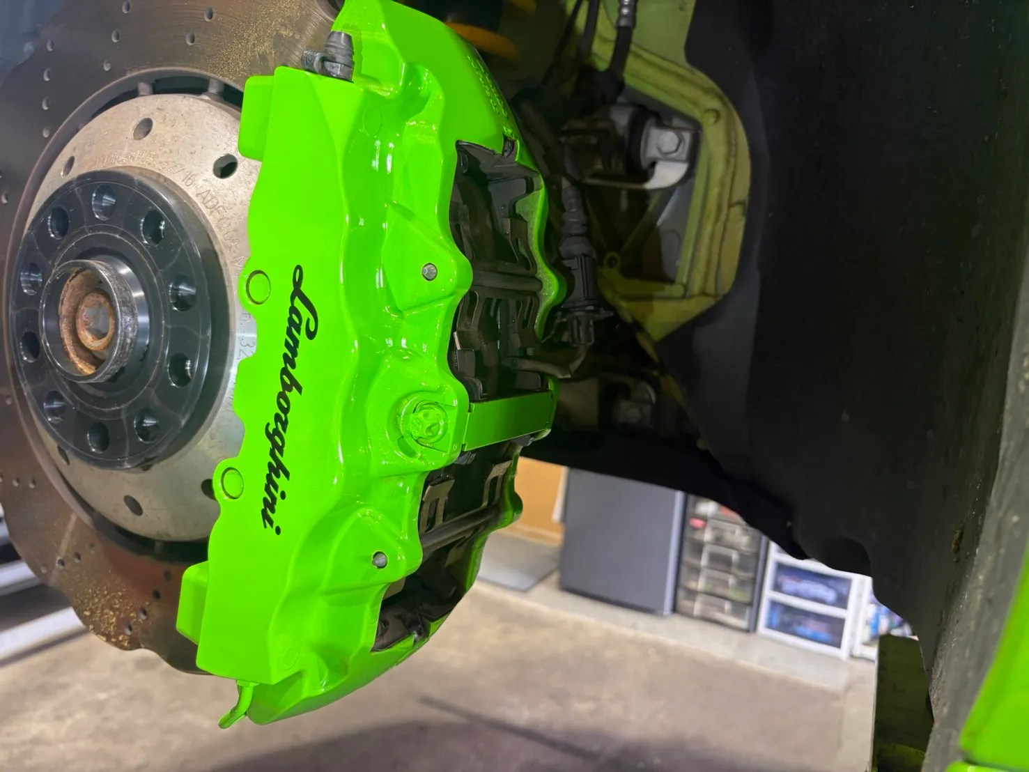 huracan-caliper-coating-1 – mbFAST Tuning グリーンに塗装されたランボルギーニのフロントブレーキキャリパー、Lamborghiniロゴ入り