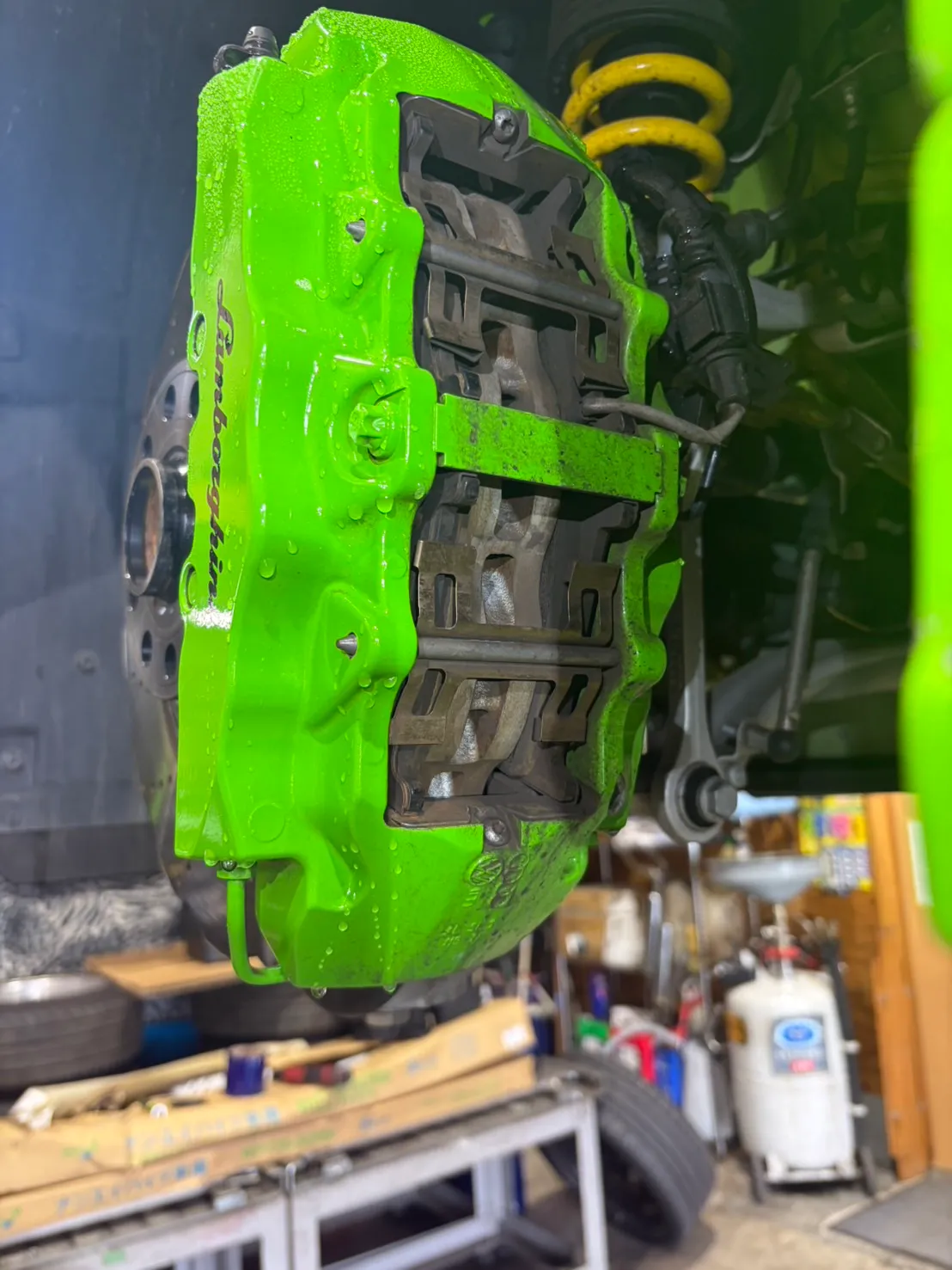 huracan-caliper-coating-2 – mbFAST Tuning 濡れた状態のグリーンキャリパー裏側のアップ