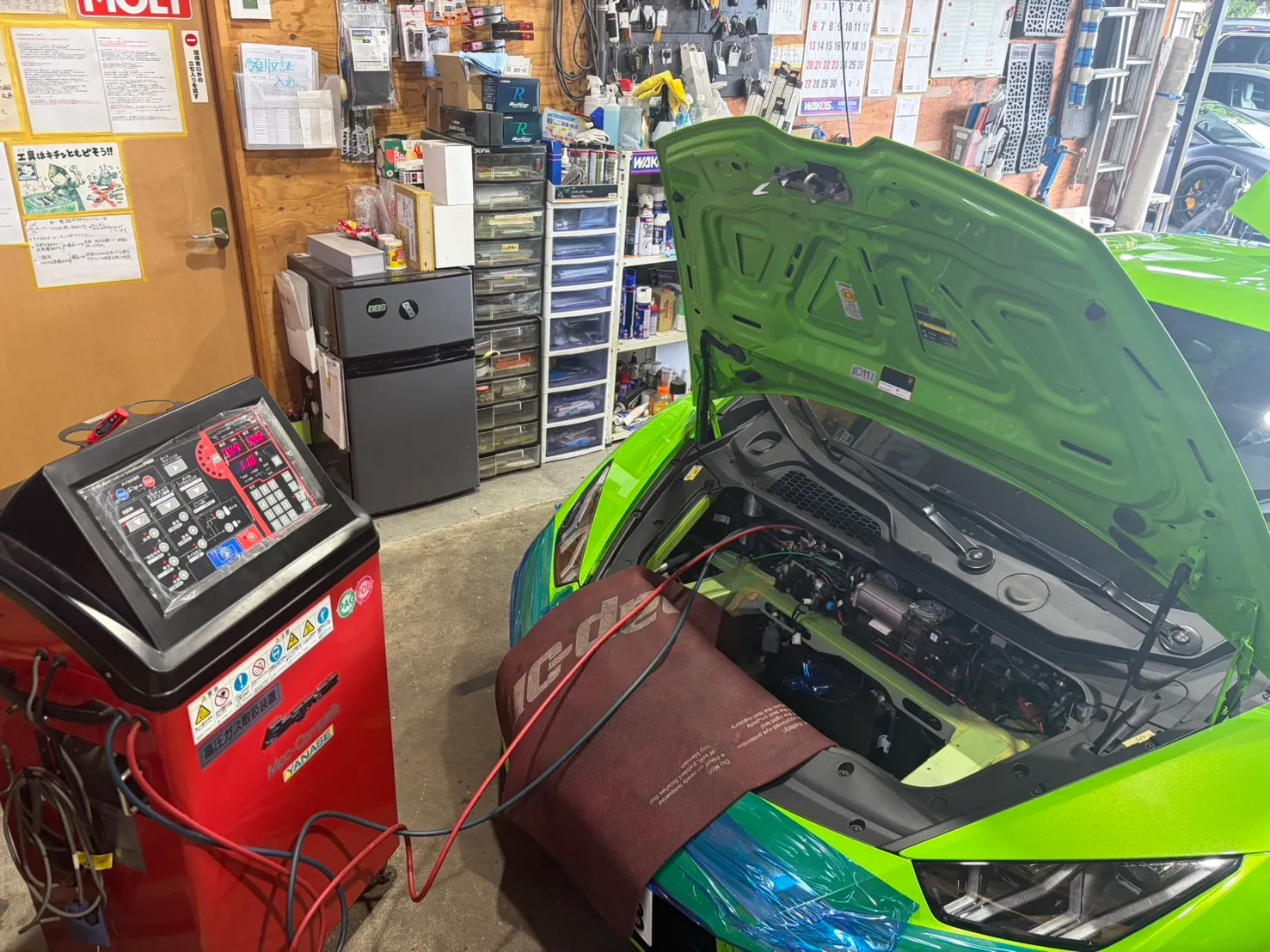 huracan-caliper-coating-5 – mbFAST Tuning エアコンサービス機とボンネットを開けたウラカンのエンジンルーム
