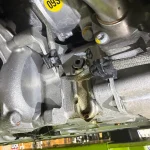 エンジン下部、管理用ステッカーが貼られたオイルパン周辺の様子