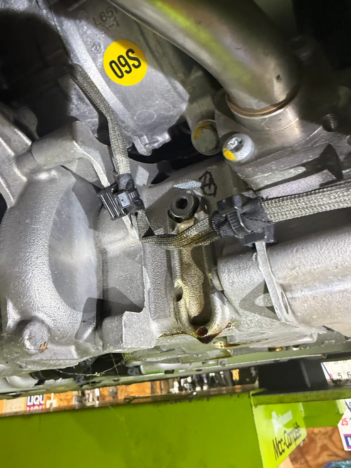 huracan-oil-change-1 – mbFAST Tuning エンジン下部、管理用ステッカーが貼られたオイルパン周辺の様子