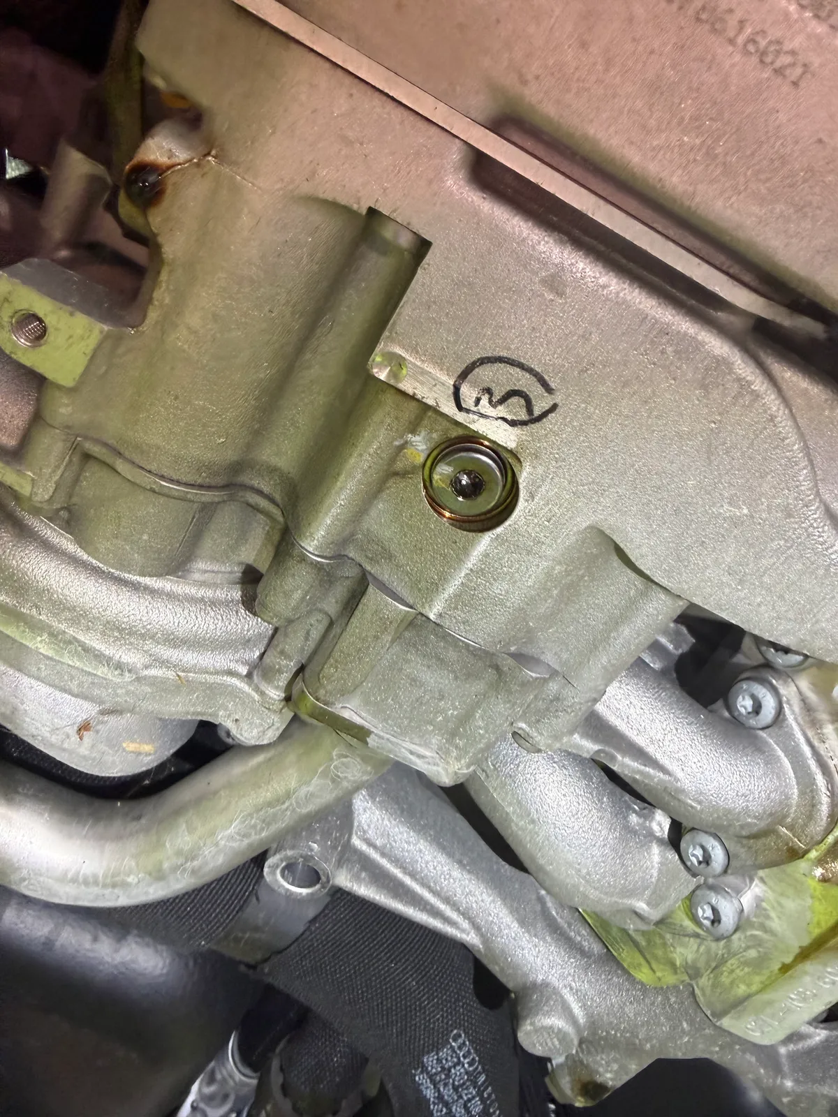 huracan-oil-change-2 – mbFAST Tuning マウント部分のボルトとオイルの跡が見える箇所