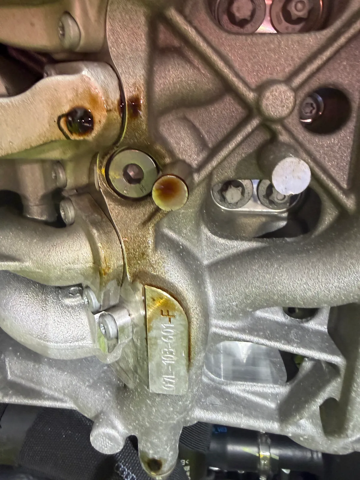 huracan-oil-change-3 – mbFAST Tuning 車体下部、固定具とオイルの滲みが見られる箇所