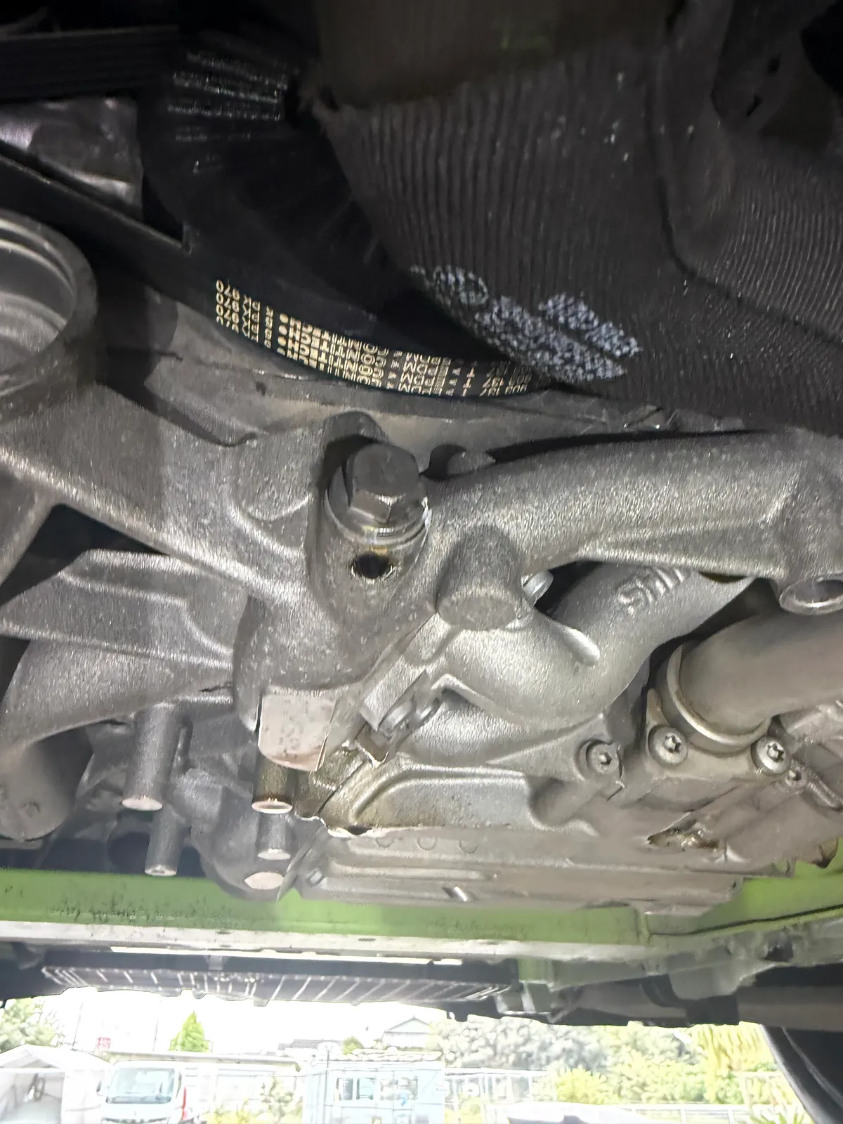 huracan-oil-change-4 – mbFAST Tuning アンダーカバー越しに見えるエンジン下部全体の様子