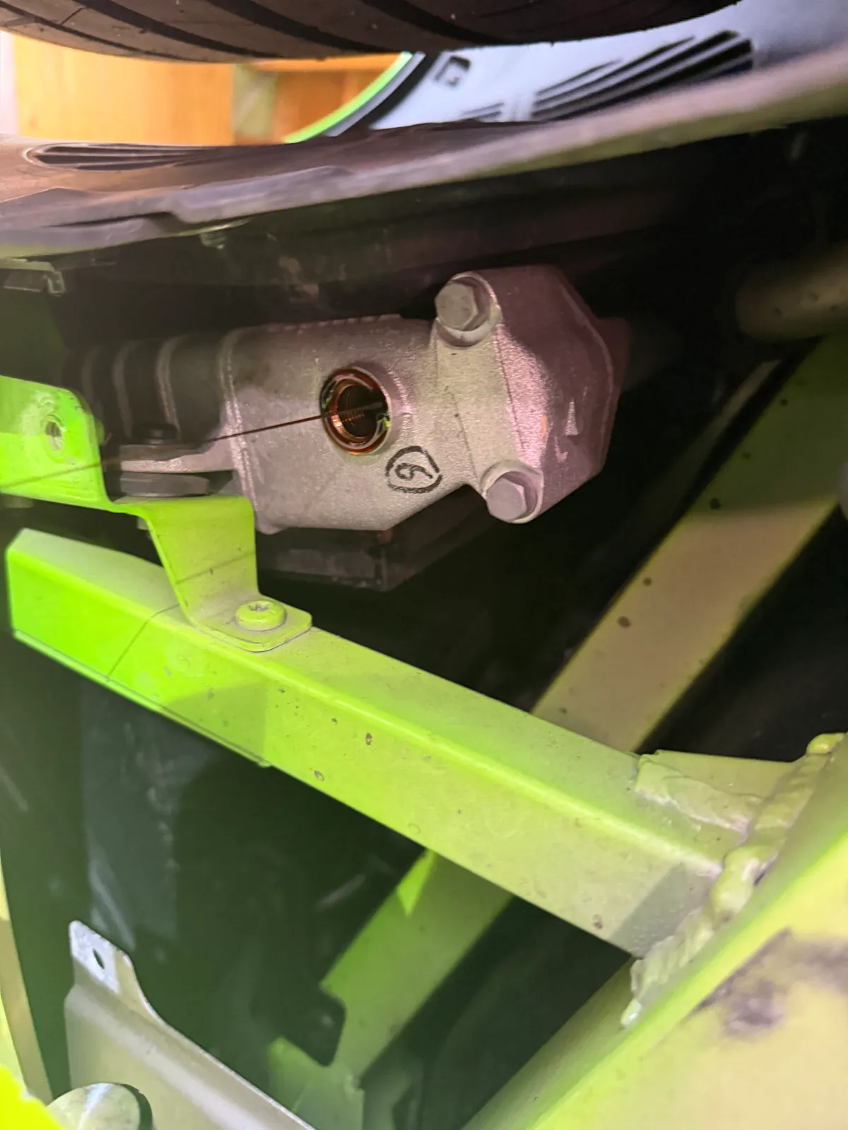 huracan-oil-change-6 – mbFAST Tuning エンジンマウント部分の固定ボルトの様子